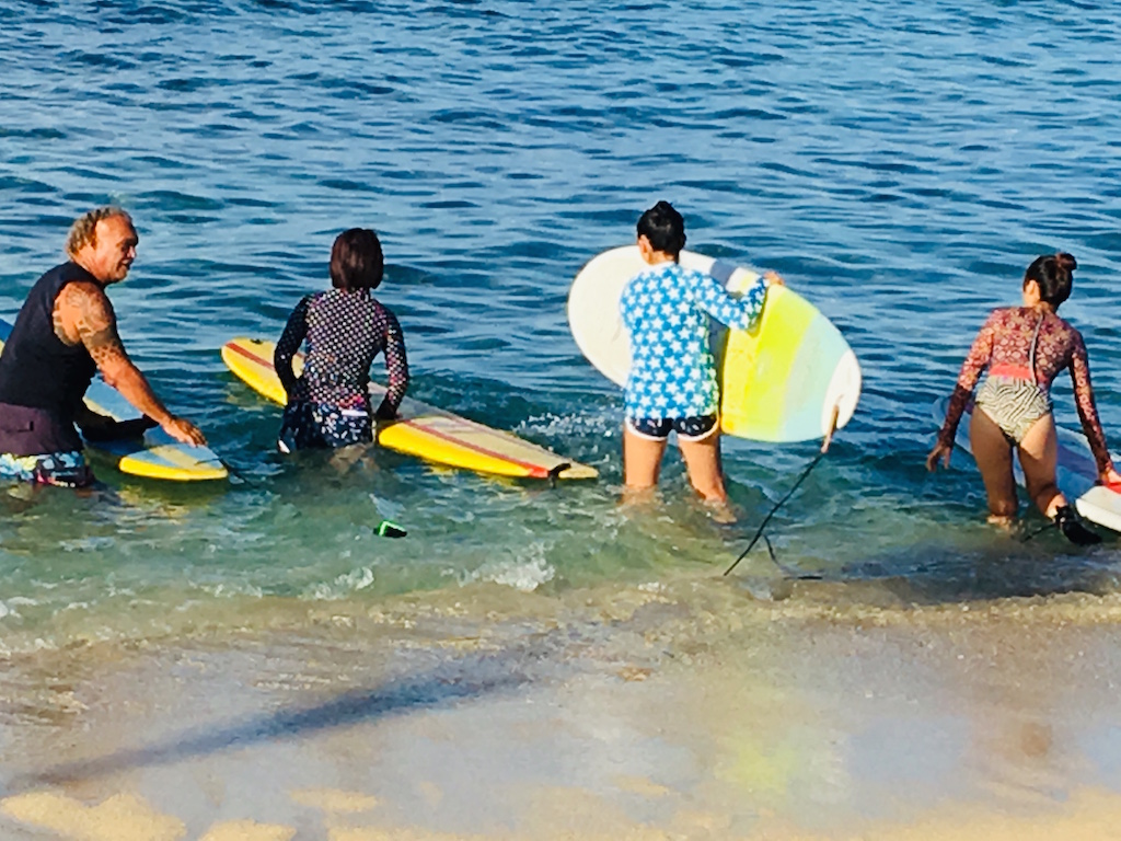 初めてのサーフィンならロイちゃんと Rv Sオーシャンスポーツのサーフレッスン Aloha Girl