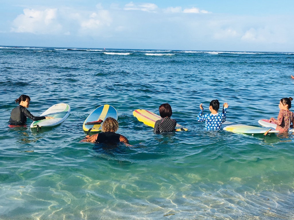 初めてのサーフィンならロイちゃんと Rv Sオーシャンスポーツのサーフレッスン Aloha Girl
